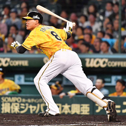 阪神対広島　7回裏阪神無死二、三塁、左中間へ2点適時二塁打を放つ福留（撮影・上田博志）