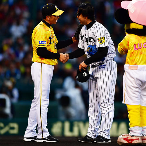 阪神対広島　ファーストピッチを行い矢野監督（左）からボールを受け取る井川慶（撮影・清水貴仁）