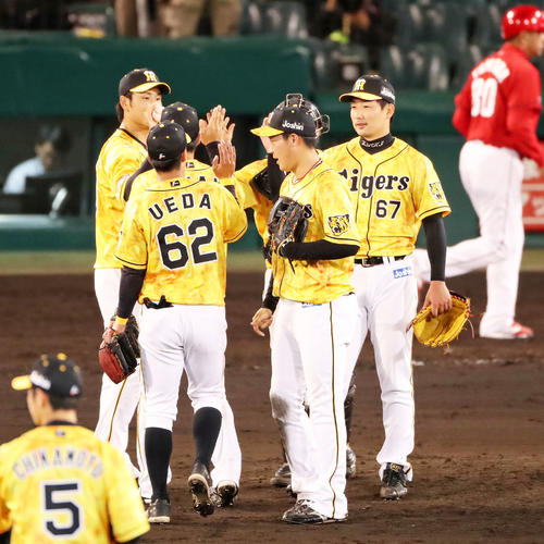 阪神対広島　9回に登板し無失点ピッチングで締めた岩崎はナインとハイタッチする（撮影・加藤哉）