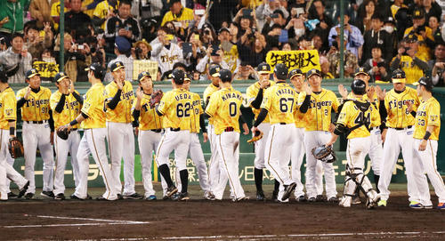 阪神対広島　平成最後の勝利投手となった秋山（左から5人目）はナインをハイタッチで迎える（撮影・加藤哉）
