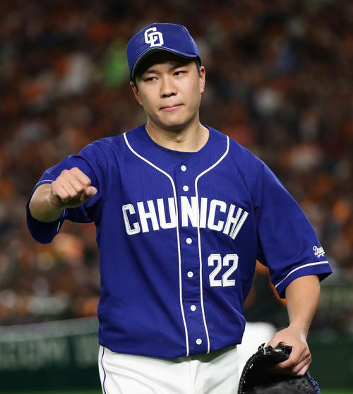 巨人対中日　7回裏巨人2死一、三塁、坂本勇を右飛に打ち取り、ベンチへ引き揚げる大野雄（撮影・丹羽敏通）