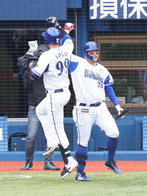 DeNA対ヤクルト　4回裏DeNA無死一塁、右越え2点本塁打を放ち生還したソト（左）と喜び合う筒香（撮影・河野匠）