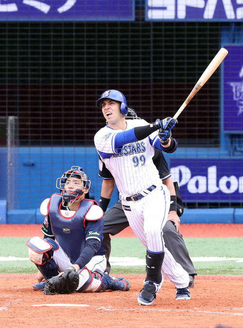 DeNA対ヤクルト　4回裏DeNA無死一塁、右越え2点本塁打を放つソト（撮影・河野匠）