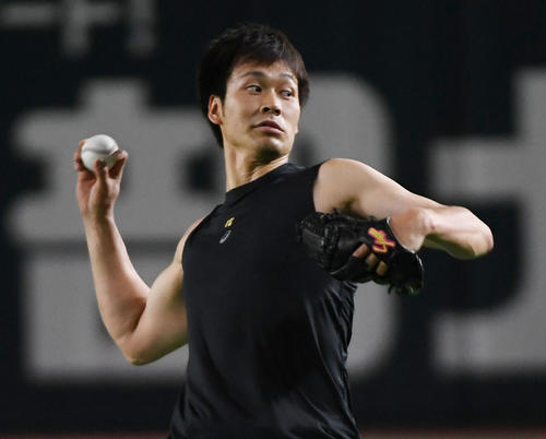 キャッチボールで調整する武田翔太（撮影・今浪浩三）