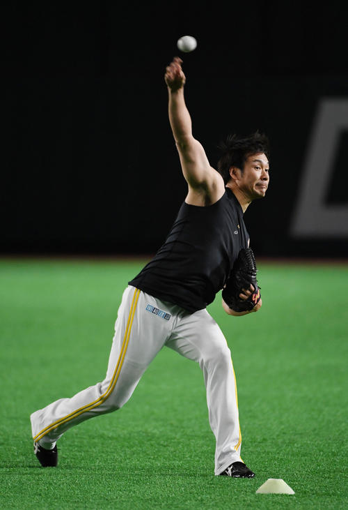 キャッチボールで調整する武田翔太（撮影・今浪浩三）