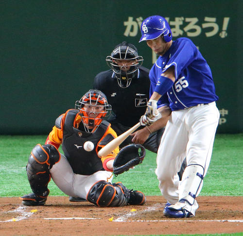 巨人対中日　2回表中日無死一、二塁、3点本塁打を放つ福田。捕手炭谷（撮影・中島郁夫）