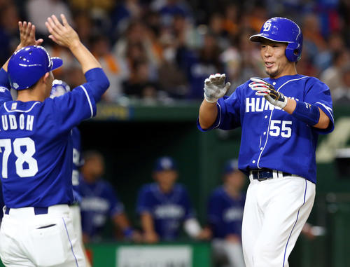 巨人対中日　2回表中日無死一、二塁、福田（右）は逆転の3点本塁打を放ち笑顔で生還する（撮影・垰建太）