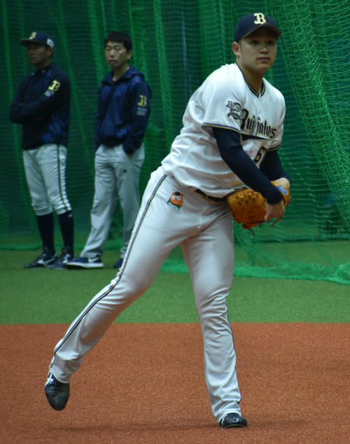 室内練習場でキャッチボールを行う榊原（撮影・古財稜明）