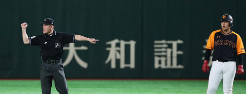 巨人対中日　1回裏巨人1死一、二塁、石川はフェンス直撃打を放つが一塁走者岡本は二塁封殺となる（撮影・丹羽敏通）