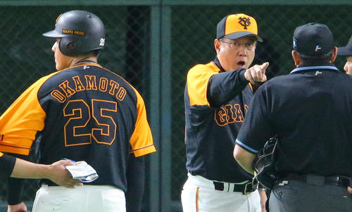 巨人対中日　猛抗議する巨人原監督（右）と岡本（撮影・中島郁夫）