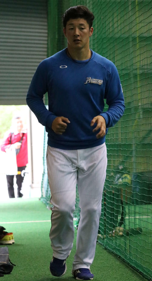 室内練習場でランニングする日本ハム吉田輝（撮影・山崎純一）