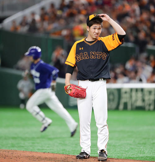 巨人対中日　2回表中日無死一、二塁、福田（後方）に逆転の3点本塁打を打たれた巨人先発の高橋（撮影・丹羽敏通）