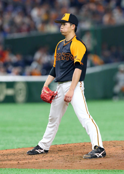 巨人対中日　5回表中日無死一塁、マウンド上で大きく息をはく高橋（撮影・垰建太）