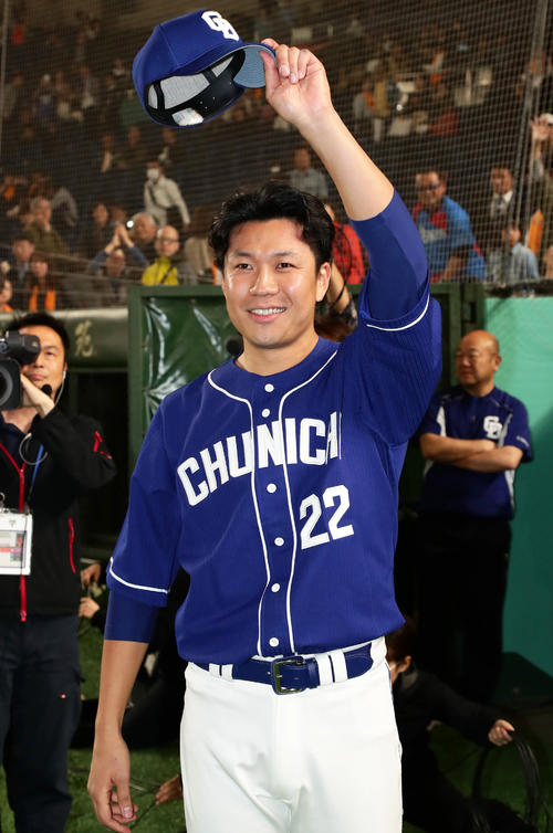 2勝目を挙げた大野雄はファンの声援に応える（撮影・丹羽敏通）