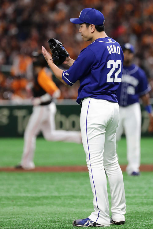 7回裏巨人2死一、三塁、坂本勇（奥）を右飛に打ち取りグラブをたたく大野雄（撮影・丹羽敏通）