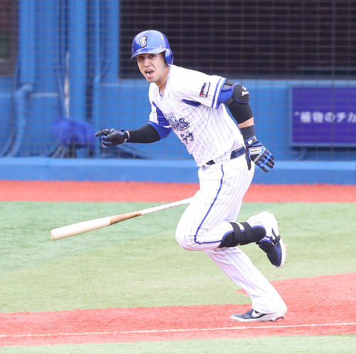 DeNA対ヤクルト　5回裏DeNA1死二、三塁、2点適時打を放ち駆け出すソト（撮影・河野匠）