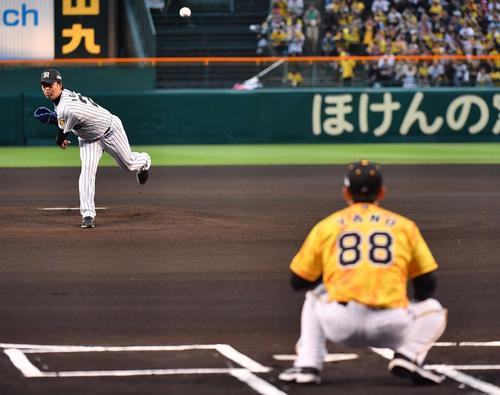 阪神対広島　平成最後のファーストピッチで矢野監督のミットに剛球を投げ込む井川慶（撮影・上田博志）