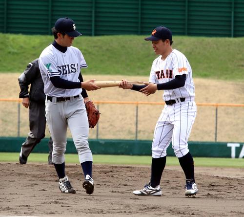 札幌大谷大対星槎道都大　6回2死一塁で、打者を遊ゴロに打ち取り、折れたバットを拾う星槎道都大のエース渕上（撮影・永野高輔）