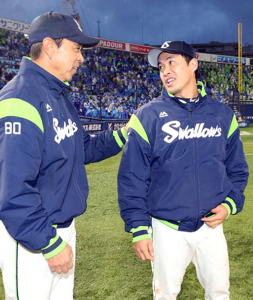 5勝目を挙げ小川監督（左）にたたえられる五十嵐（撮影・狩俣裕三）