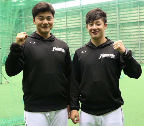 そろってガッツポーズする日本ハム清宮（左）と吉田輝（撮影・山崎純一）