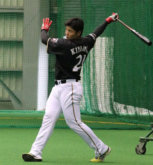 室内練習場で打撃練習をする日本ハム清宮（撮影・山崎純一）