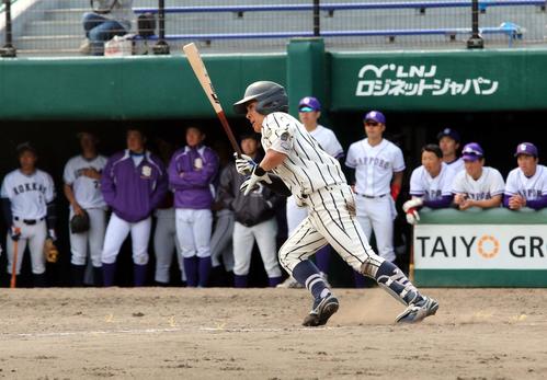 札幌大対東海大北海道　9回1死満塁、東海大北海道の2番黒田二塁手が勝ち越しの左前適時打を放つ（撮影・永野高輔）