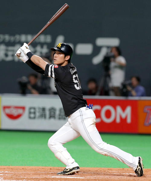 日本ハム戦9回表、ソフトバンク上林は左越え2点本塁打を放つ（2019年4月29日撮影）