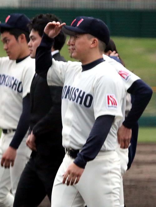 北海学園大対北翔大　逆転勝ちで初陣を飾った北翔大の渡部新監督（撮影・永野高輔）