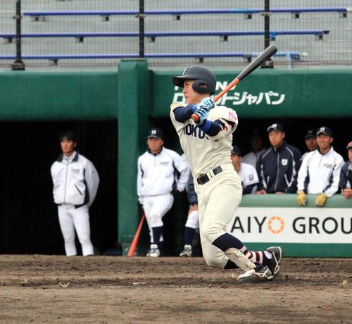 北海学園大対北翔大　7回2死満塁、北翔大の安井捕手が左翼線に走者一掃の勝ち越し二塁打を放つ（撮影・永野高輔）