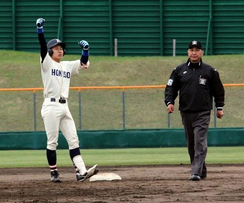 北海学園大対北翔大　7回2死満塁、北翔大の安井捕手が左翼線に走者一掃の勝ち越し二塁打を放ち、塁上で両手を挙げ喜ぶ（撮影・永野高輔）