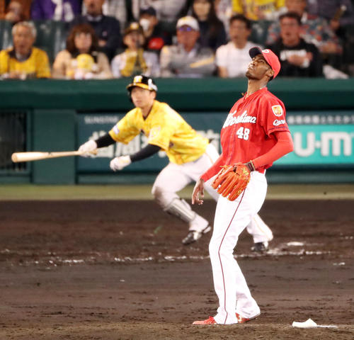 阪神対広島　4回裏阪神2死二塁、アドゥワは近本に右越え適時三塁打を打たれ失点する（撮影・加藤哉）