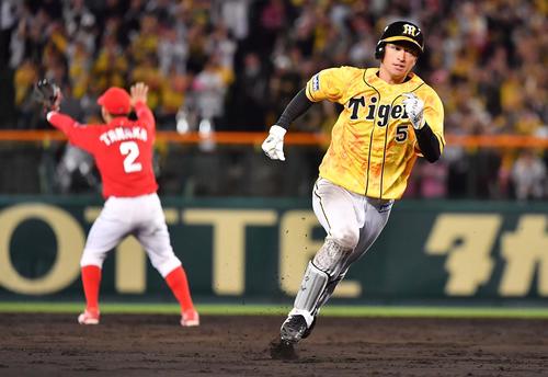 阪神対広島　4回裏阪神2死二塁、中越え適時三塁打を放ち三塁へ走る近本（撮影・上田博志）