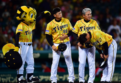 阪神対広島　平成最後の試合に勝利しファンにあいさつする矢野耀大監督（撮影・清水貴仁）
