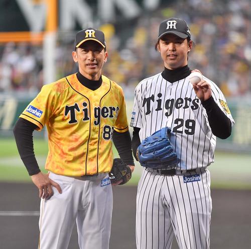 阪神対広島　平成最後のファーストピッチを行った井川慶氏（右）と矢野燿大監督（撮影・上田博志）