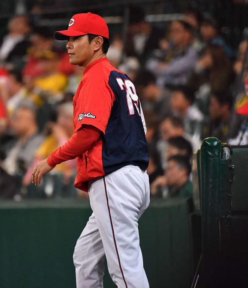 阪神対広島　投手交代を告げる緒方監督（撮影・上田博志）