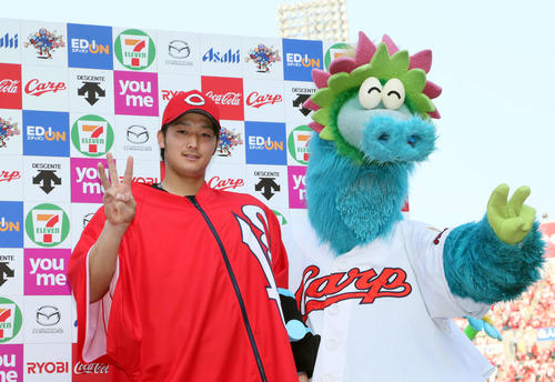 4月20日の広島対DeNA　自身3連勝を飾りお立ち台で「3」のポーズを作る床田（撮影・栗木一考）