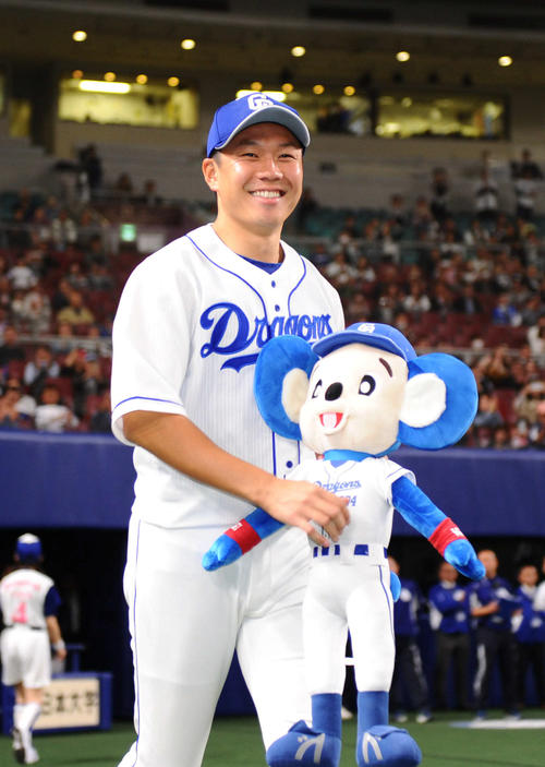 2年ぶりの勝利に、笑顔でお立ち台に向かう中日大野雄大（2019年4月16日撮影）