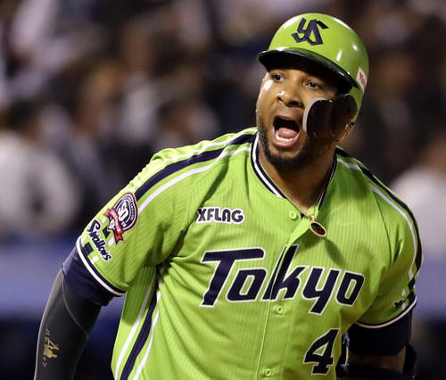 4月25日のヤクルト対巨人　3回裏ヤクルト無死、青木、山田哲に続き、ソロ本塁打を放ち、雄たけびを上げるバレンティン（撮影・狩俣裕三）