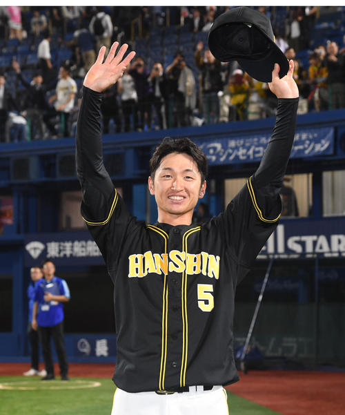 4月25日のDeNA対阪神　勝ち越しの左越え3点本塁打を放った近本光司は笑顔でファンの声援に応える（撮影・奥田泰也）