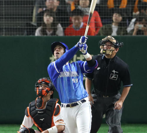 4月27日の巨人対DeNA　6回表DeNA1死、ソトは右越え本塁打を放つ（撮影・林敏行）
