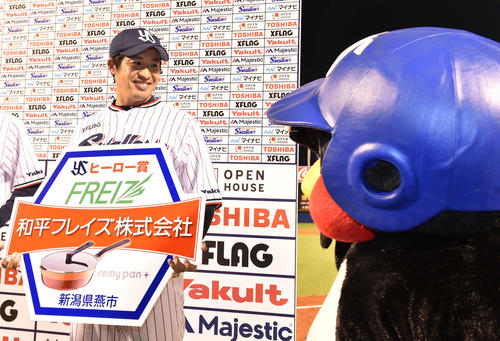 4月5日のヤクルト対中日　勝利投手のヤクルト五十嵐はカメラを持つつば九郎に笑顔を見せる（撮影・鈴木みどり）