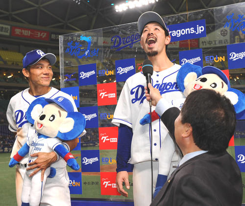 4月17日の中日対DeNA　試合終了、お立ち台で「最高です」と叫ぶ阿部（右）（撮影・森本幸一）