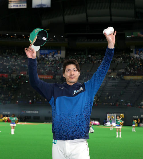 4月28日の日本ハム対ソフトバンク　試合終了後、ファンの声援に応える有原（撮影・佐藤翔太）