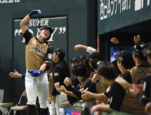 4月10日のソフトバンク対日本ハム　6回表日本ハム1死一塁、大田は先制の2点本塁打を放ち、ベンチ前で満面の笑みを浮かべガッツポーズ（撮影・今浪浩三）