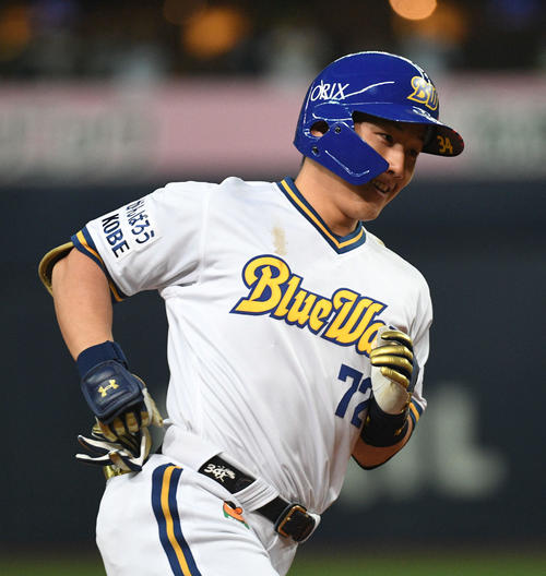 4月29日のオリックス対西武　8回裏オリックス2死三塁、2点本塁打を放った吉田正尚は笑顔で三塁を回る（撮影・渦原淳）
