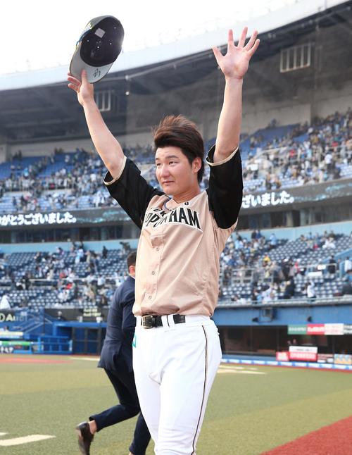 4月21日のロッテ対日本ハム　スタンドの応援団に手を振る渡辺（撮影・黒川智章）