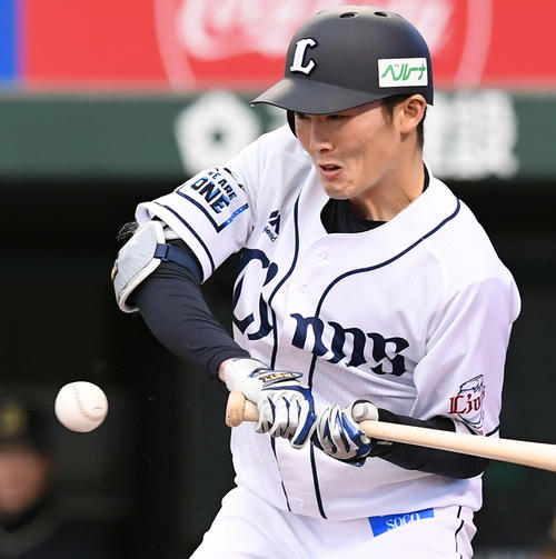 13日のオリックス戦で、右手首に死球を受ける西武源田（撮影・たえ見朱実）