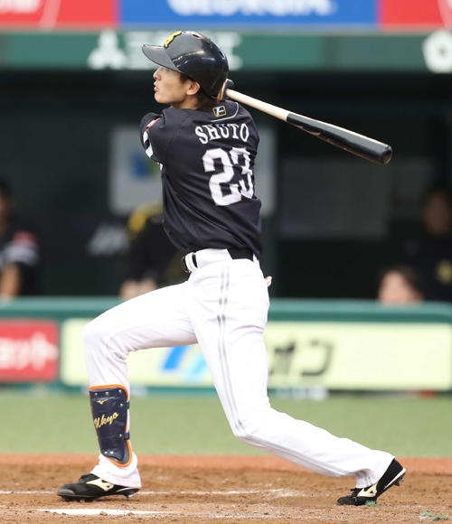4月21日の西武対ソフトバンク　5回表ソフトバンク2死一、三塁、右越え3点本塁打を放つ周東（撮影・河野匠）