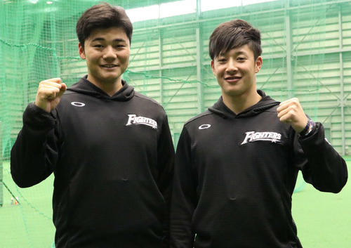 そろってガッツポーズする清宮（左）と吉田輝（撮影・山崎純一）