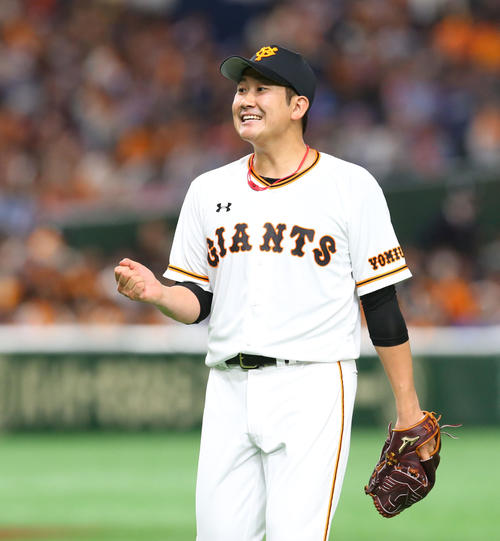 巨人対中日　4回表中日の攻撃を三者凡退に抑えた巨人菅野は小林に笑顔でジェスチャーを送る（撮影・垰建太）